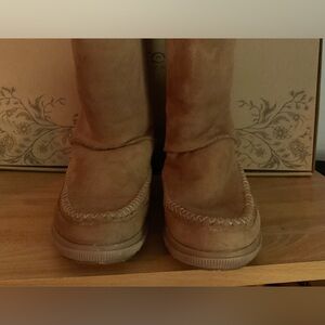 Manitobah women’s winter Reflections boots. Size 8